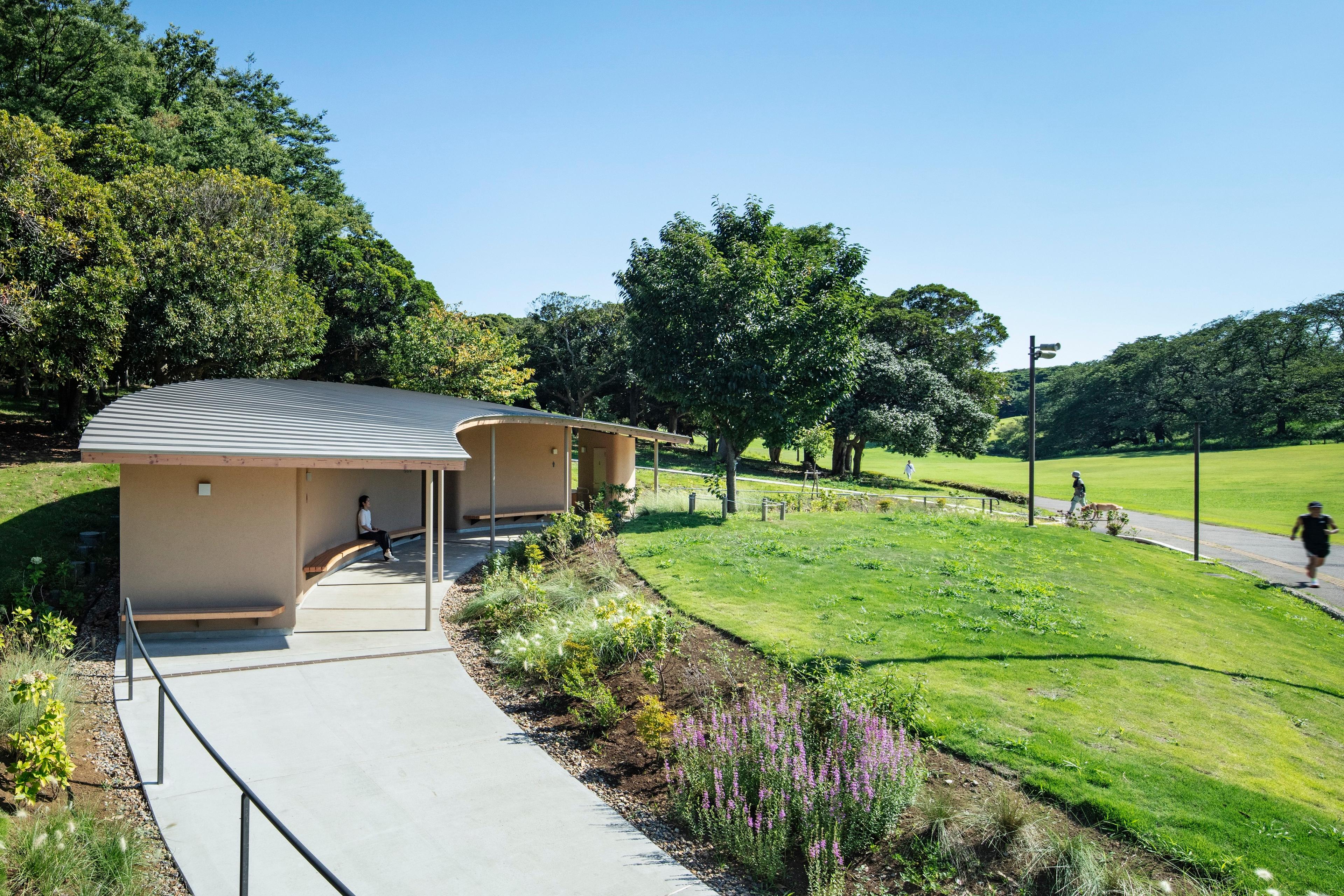 根岸森林公園トイレ 丘の小道