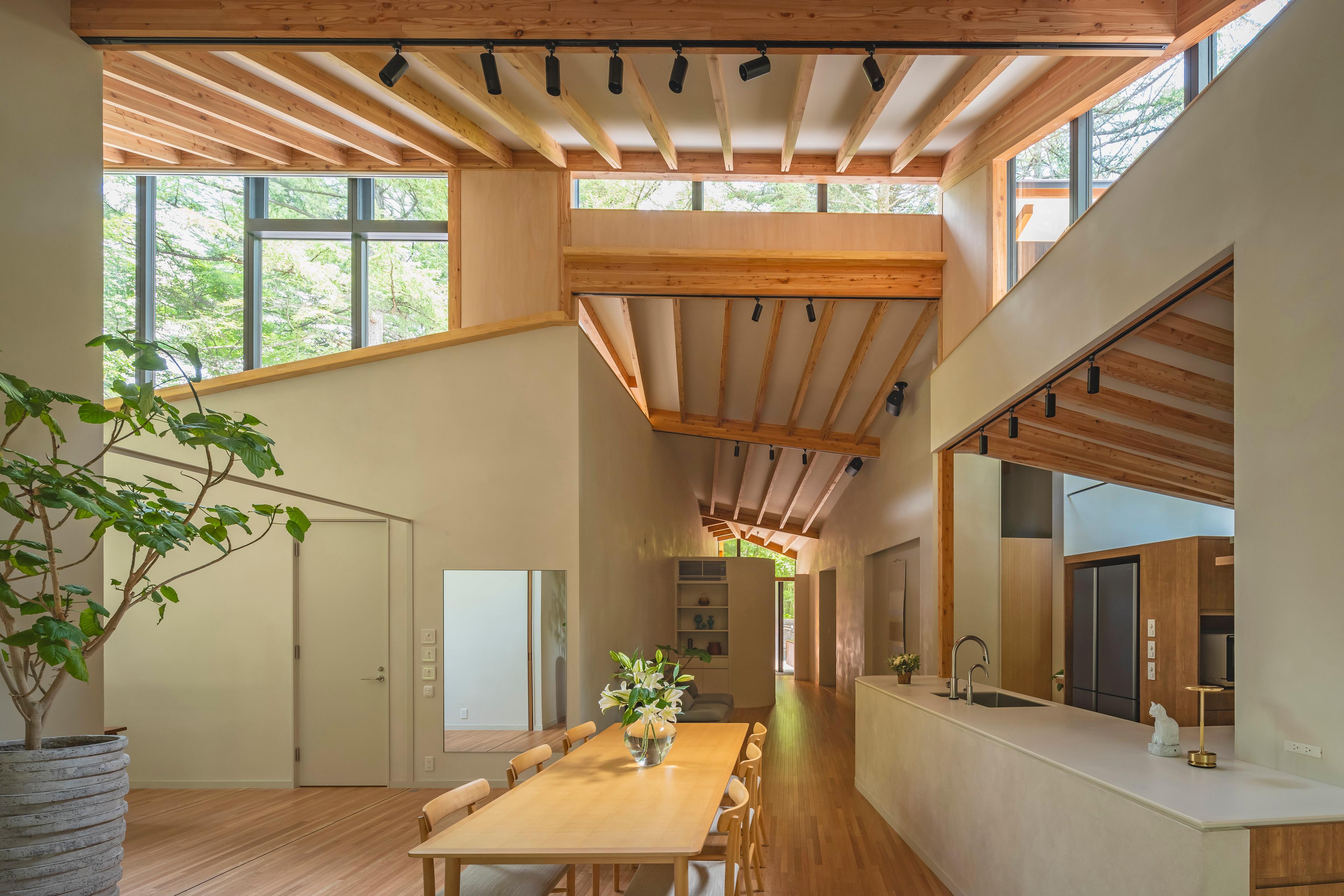 林の中の4枚屋根