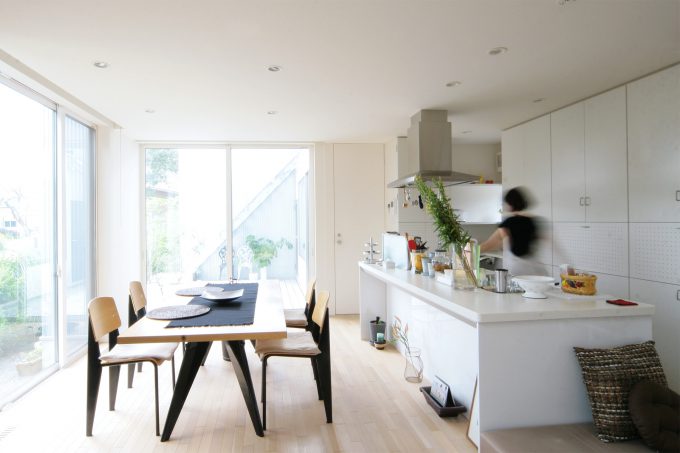 キッチン裏の収納スペースもキッチンに合わせたデザインで統一