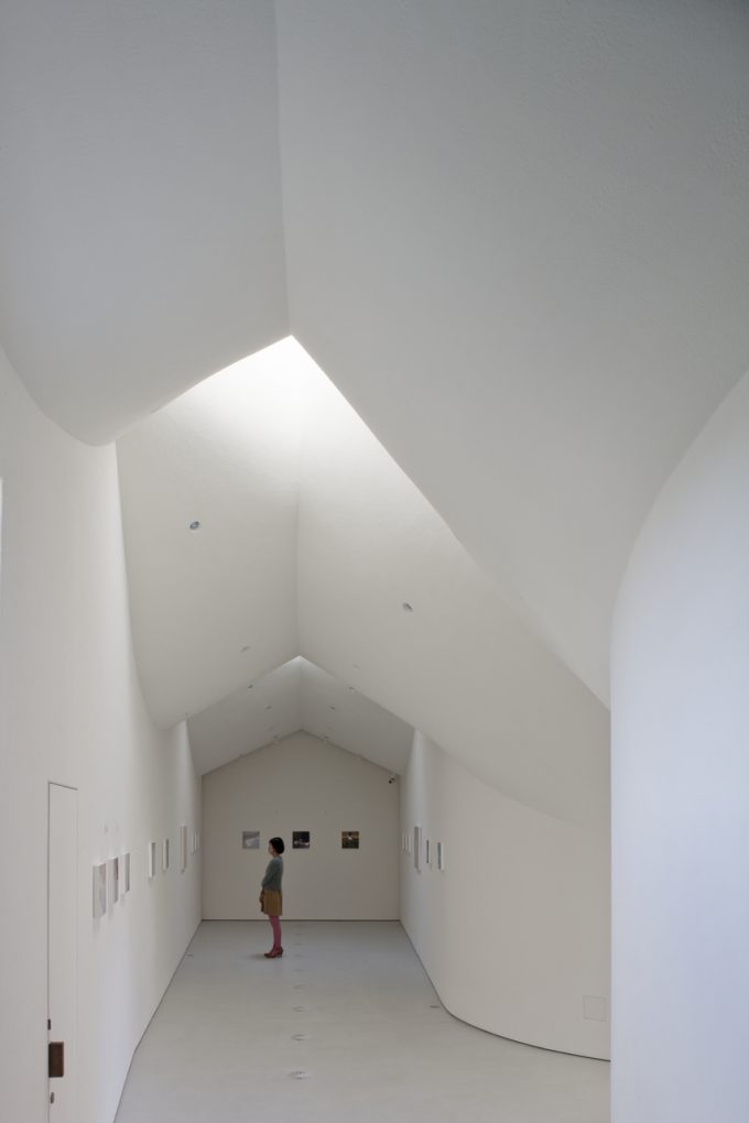 柔らかなカーブを持つ天井面で構成された展示室