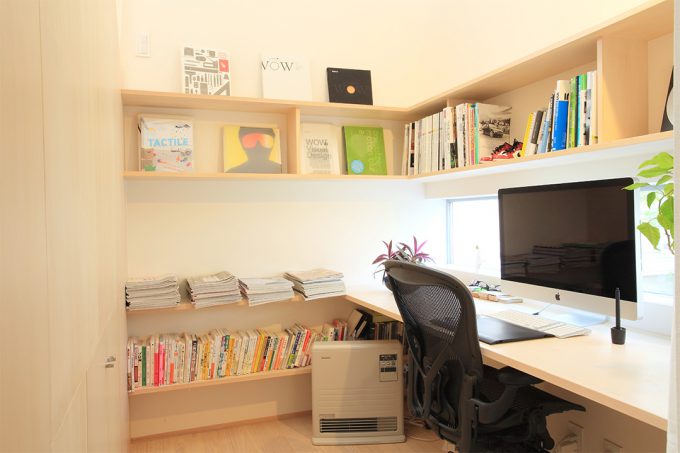 一層目に配置した書斎スペースは半地下のようで落ち着きのある空間