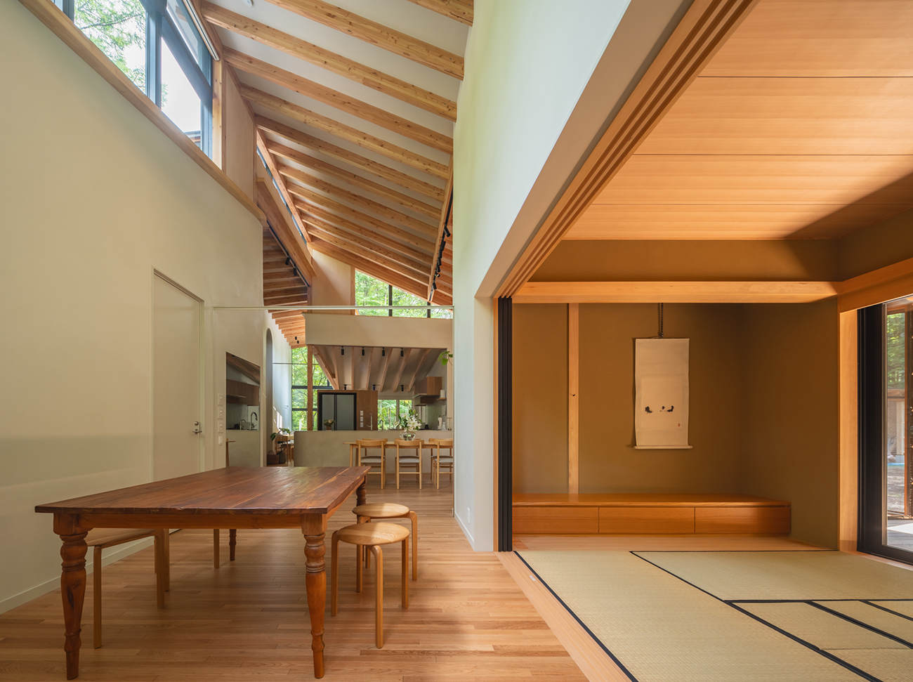 アトリエと和室は茶道の教室として、間仕切りによって居住空間から独立して使うことができる。